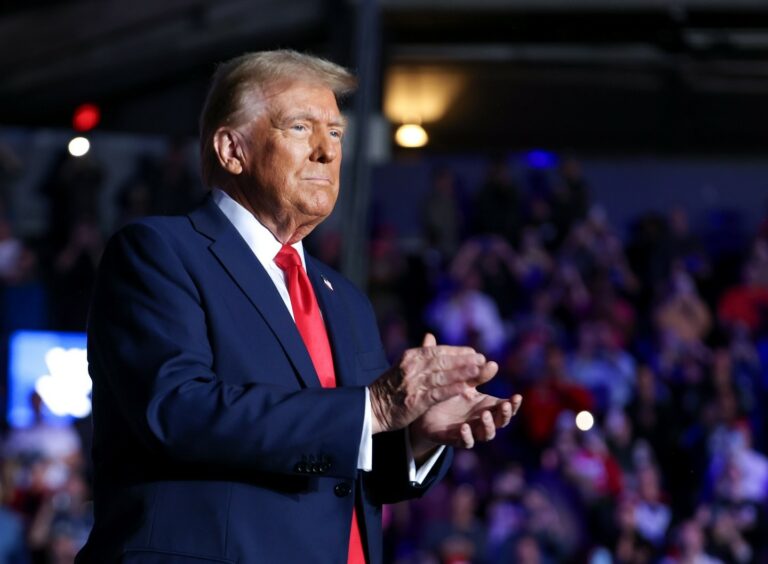 Donald Trump chega ao segundo mandato fortalecido e radicalizado