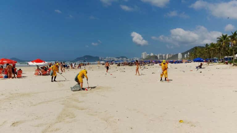 Mutirão de limpeza de Guarujá coleta 76 toneladas de lixo nas praias após Réveillon