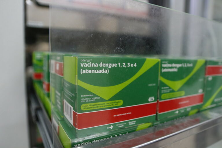 Com a elevação das temperaturas, doenças tropicais como a dengue ganham destaque devido ao aumento significativo de casos, mobilizando a atenção da população e dos postos de saúde em todo o país.