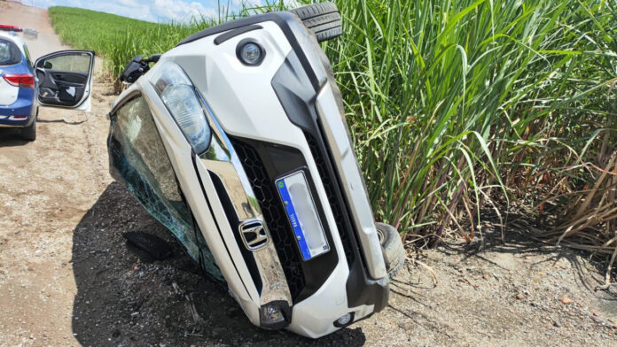 Carro roubado é encontrado capotado na estrada da Usina Raízen em Piracicaba
