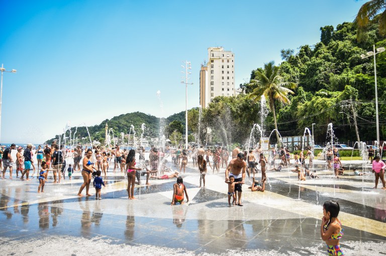 Fonte das crianças em São Vicente é opção para refrescar as altas temperaturas do verão