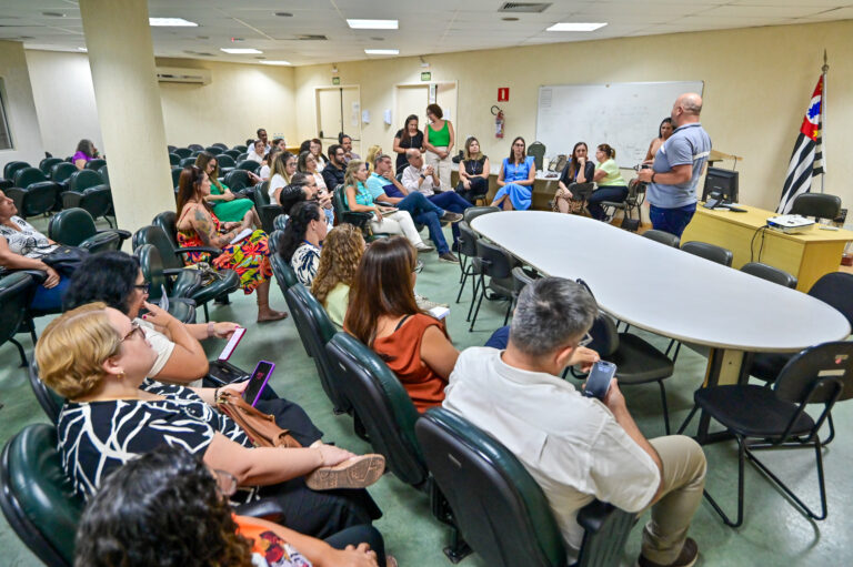 Surto de virose no litoral de SP segue preocupando e governo investiga causa da doença com análise de amostras humanas e de água 