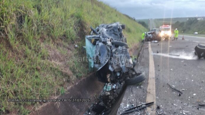 Colisão frontal em rodovia mata uma pessoa em Limeira