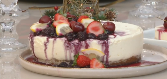 Anote a receita: cheesecake de limão siciliano com calda de frutas vermelhas e mirtilos