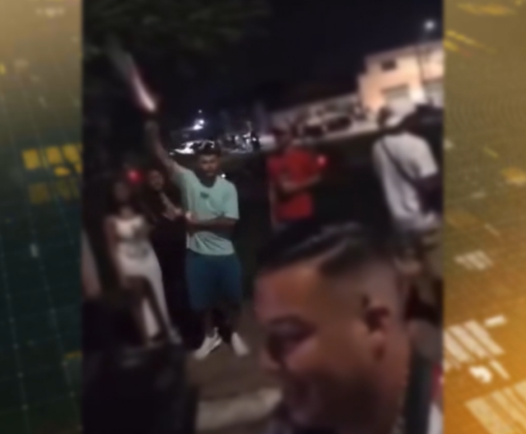 o homem com a pistola parece não saber manusear a arma corretamente. Após receber orientação de outro indivíduo, que segurava um revólver, ele engatilha a pistola e realiza pelo menos seis tiros. Em outro momento, afirma ter descarregado o pente, indicando que já havia atirado antes da gravação.