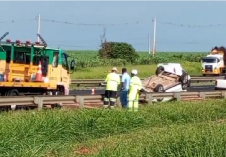 Homem de 26 anos fica ferido após capotamento na rodovia Anhanguera