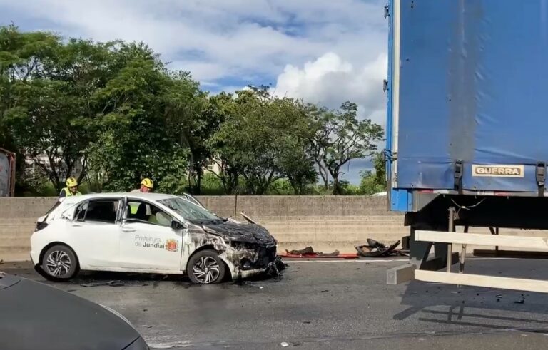 Acidente envolvendo caminhão e dois carros interdita Rodovia Anhanguera em Jundiaí