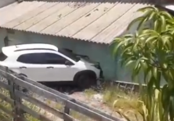 Carro desce ribanceira e invade casa na Vila Santa Claudina em Vinhedo