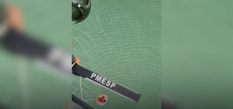 Helicóptero da polícia resgata banhista em cesto de salvamento no litoral