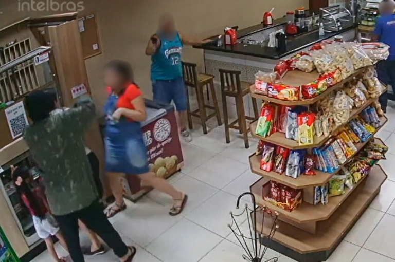 VÍDEO: Homem tenta assaltar padaria, mas é impedido por policial de folga, em Cruzeiro