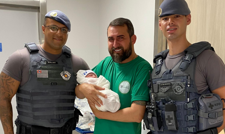 Mãe entra em trabalho de parto dentro de carro e PM ajuda no deslocamento até hospital em Santos