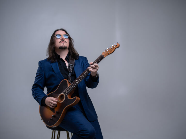 Dino Fonseca traz o estilo pop rock de um jeito inovador ao palco do Multiplan Hall