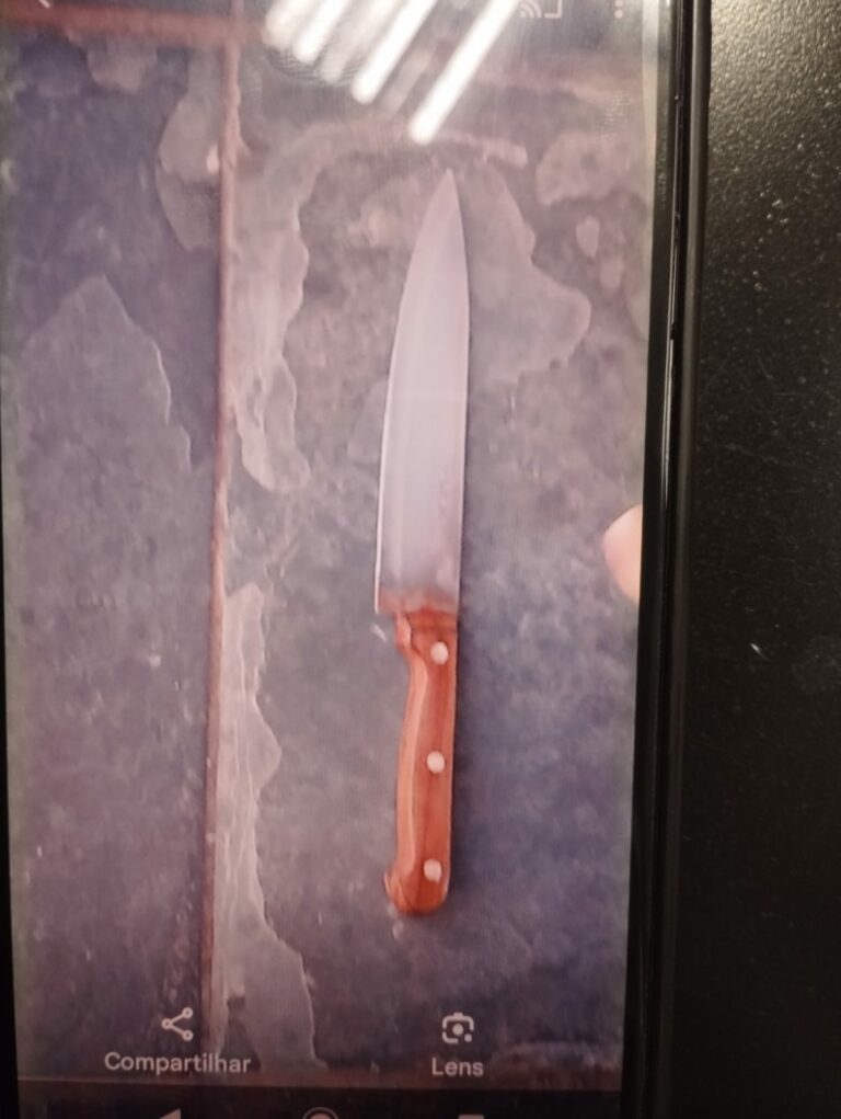 Segundo relatos, o adolescente tomou uma decisão extrema após vivenciar uma rotina de violência doméstica. A casa onde tudo aconteceu ainda carrega as marcas do ato violento.