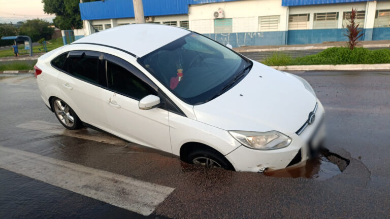 Motorista que voltava da praia tem carro engolido por buraco; veja vídeo