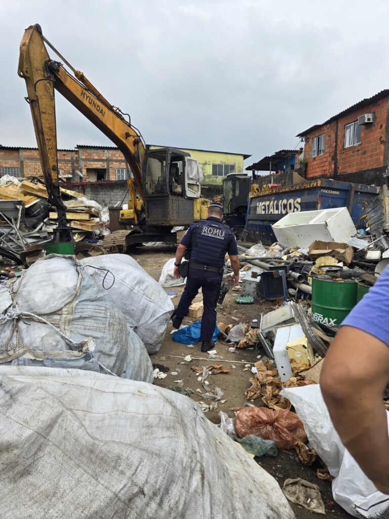 SANTOS: Força-tarefa fiscaliza comércios e ferros-velhos no Centro Histórico e Zona Noroeste