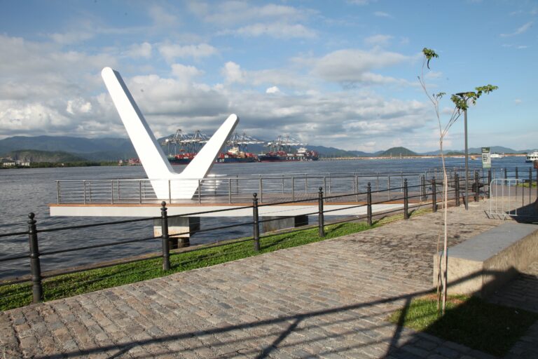 Píer no Parque Valongo, em Santos, leva o nome de importante figura do setor portuário