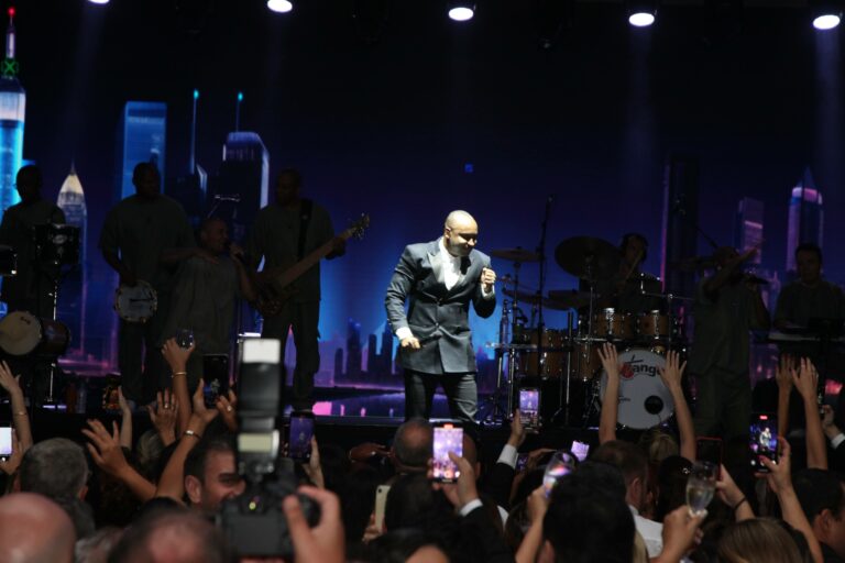 Show do Thiaguinho que aconteceria hoje, em Santos, é adiado devido às fortes chuvas