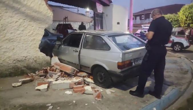 Motorista perde controle do carro e derruba portão de uma casa no último dia do ano