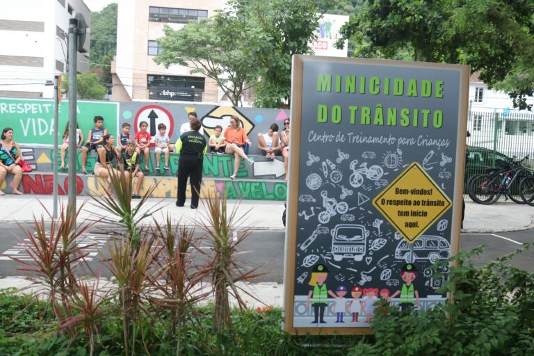 Minicidade do Trânsito de Santos é opção de diversão e educação para crianças de férias