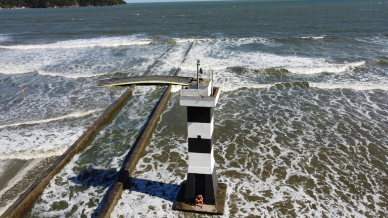 Santista troca casa por praia à noite para aliviar calor