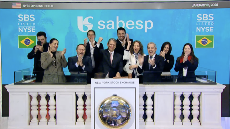 Governador de SP, Tarcísio de Freitas toca o sino da Bolsa de Valores de Nova Iorque