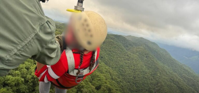 Menina de 6 anos é resgatada por helicóptero águia da Polícia Militar com queimaduras no corpo em Praia Grande;VÍDEO
