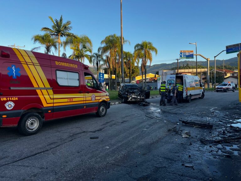 BMW atinge ônibus de linha e duas pessoas ficam feridas na Tamoios, em Caraguatatuba
