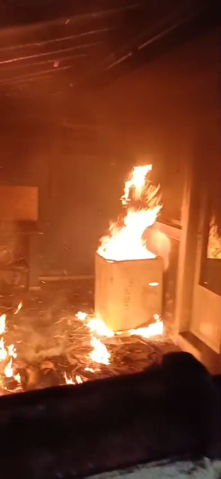 Casa pega fogo pouco antes da virada do ano em São Sebastião