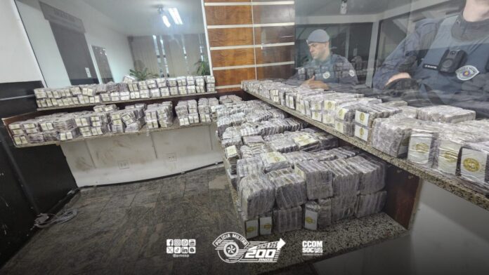 PM apreende quase 4 mil tabletes de maconha que seriam vendidos no Vale do Paraíba PM apreende quase 4 mil tabletes de maconha que seriam vendidos no Vale do Paraíba