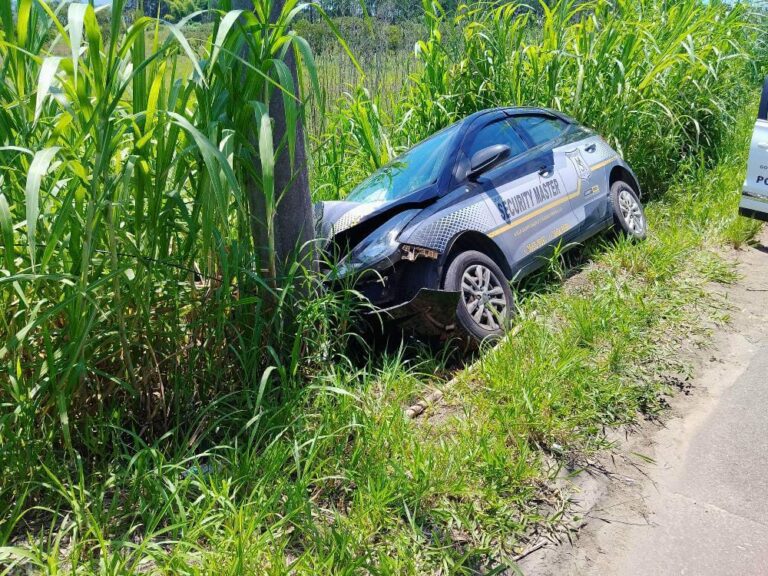 Carro bate em poste e homem fica ferido em Tremembé