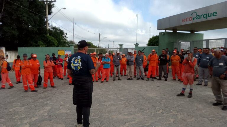 Por falta de pagamento de benefícios, coletores de lixo de Jacareí entram em greve