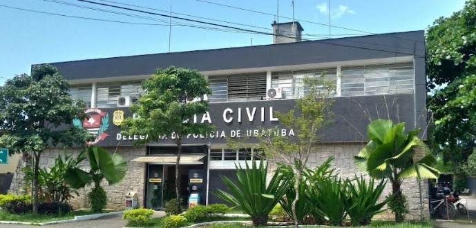 Um jovem de 23 anos foi preso na tarde desta segunda-feira (28), no bairro Perequê-Mirim, na cidade de Ubatuba. Ele tinha uma ordem de prisão preventiva por ter ateado fogo em sua esposa.