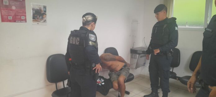 Garçom é preso depois de agredir policial com 'soco inglês'