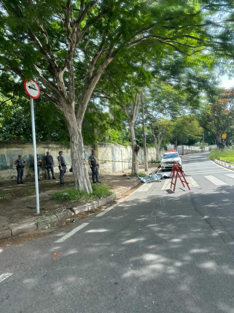 Homem perde controle de moto, bate em poste e árvore e morre em Campinas