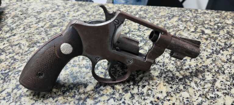 Homem é preso após agressão à companheira e posse de arma e drogas