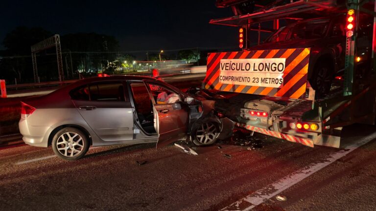 Motorista fica gravemente ferido ao bater na traseira de caminhão cegonha em rodovia