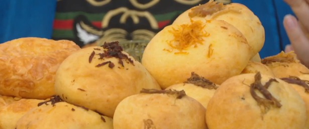 Que delícia! Aprenda a fazer um saboroso pão de queijo recheado