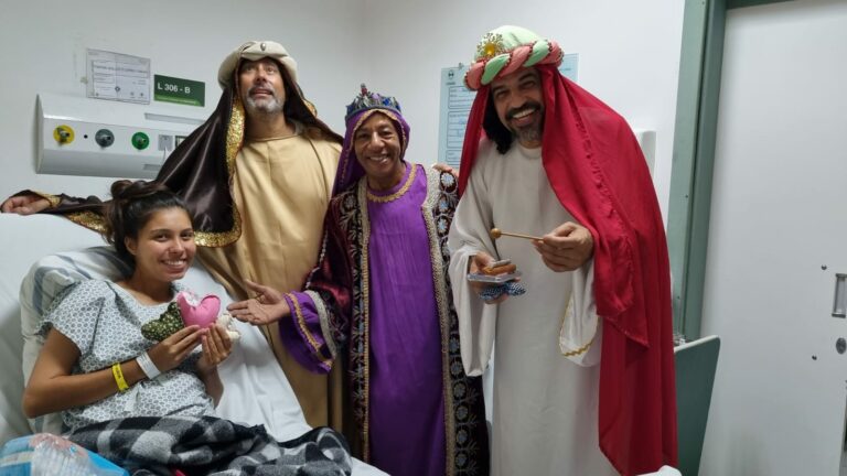 Campanha “Dia de Reis – Dia de Estar Presente” distribui mini enxovais para mães de recém-nascidos nos hospitais públicos da Baixada Santista