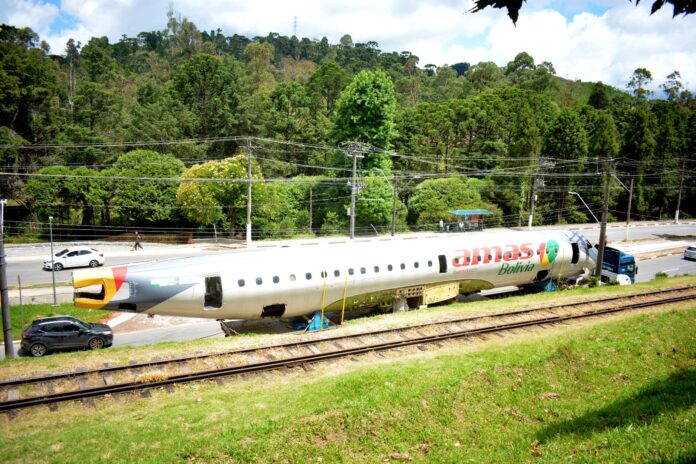 Transporte de 'carcaça' de avião da Embraer gera curiosidade em Campos do Jordão
