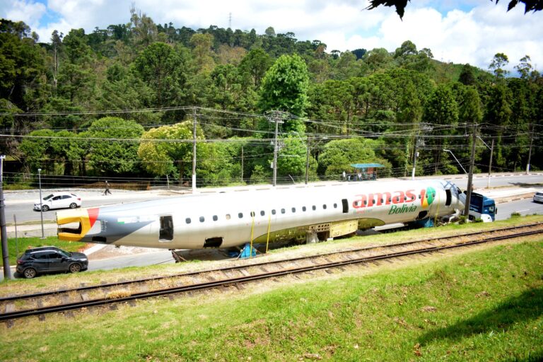 Transporte de 'carcaça' de avião da Embraer gera curiosidade em Campos do Jordão