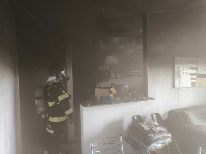 Apartamento pega fogo e mobiliza bombeiros em Ubatuba Apartamento pega fogo e mobiliza bombeiros em Ubatuba