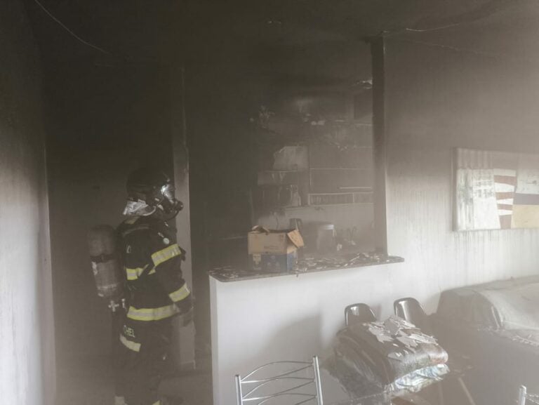 Apartamento pega fogo e mobiliza bombeiros em Ubatuba