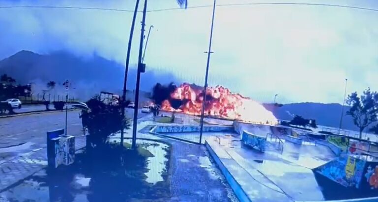 VÍDEO: Avião cai e pega fogo na praia, em Ubatuba