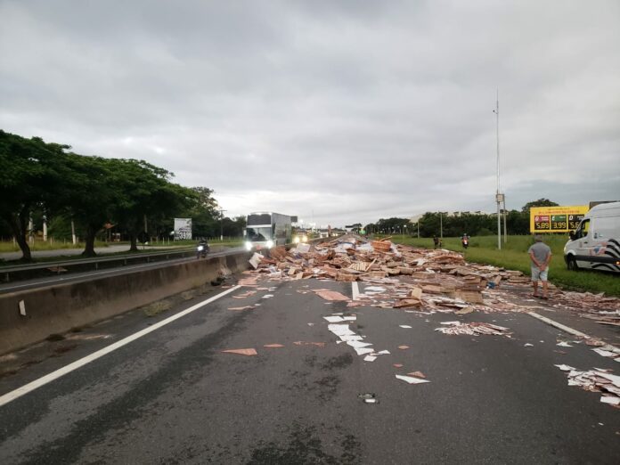 Dutra fica interditada por quase 2 horas após acidente entre carreta e caminhão no trecho entre Lorena e Guará