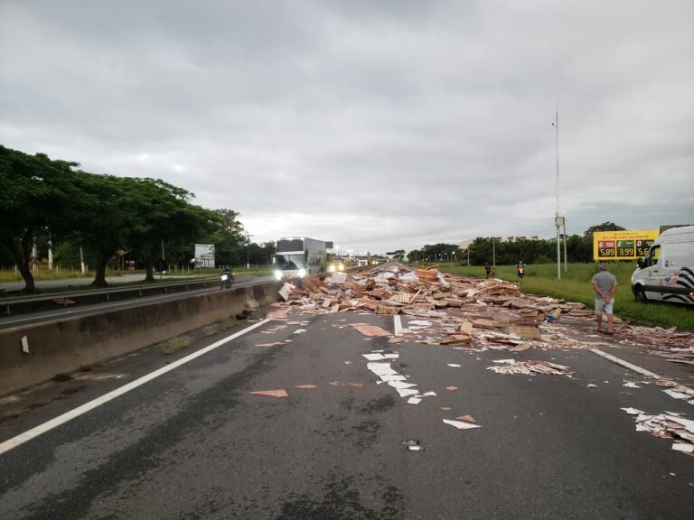 Dutra fica interditada por quase 2 horas após acidente entre carreta e caminhão no trecho entre Lorena e Guará