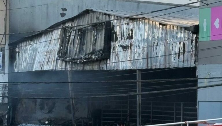 Incêndio de grandes proporções destrói casa de shows e eventos no Centro de São Vicente