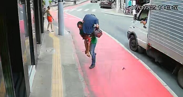 VÍDEO: Homem assalta joalheria no Centro de Caraguá, mas é imobilizado por pedestre enquanto fugia VÍDEO: Homem assalta joalheria no Centro de Caraguá, mas é imobilizado por pedestre enquanto fugia