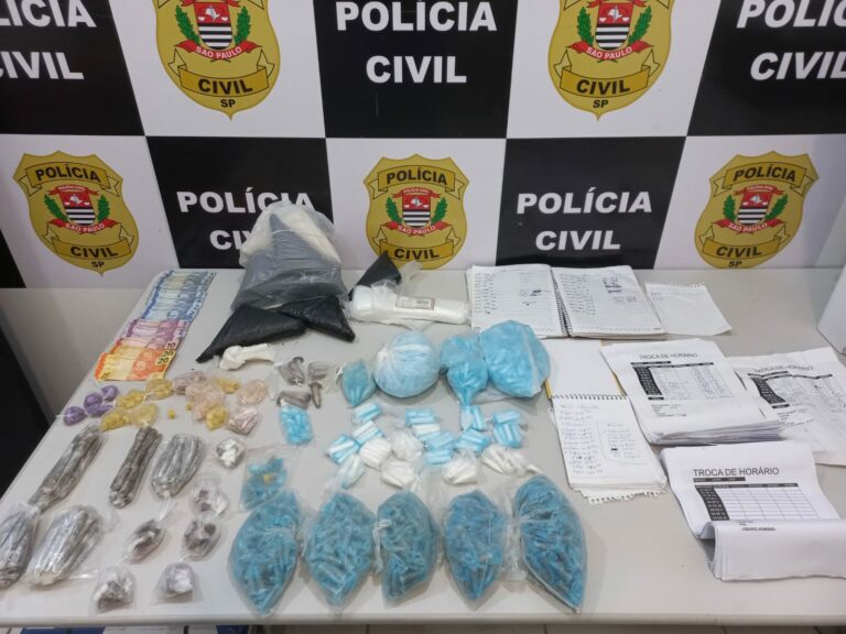 Homem é preso em flagrante mexendo em drogas em sofá de casa ‘bomba’ em São Vicente