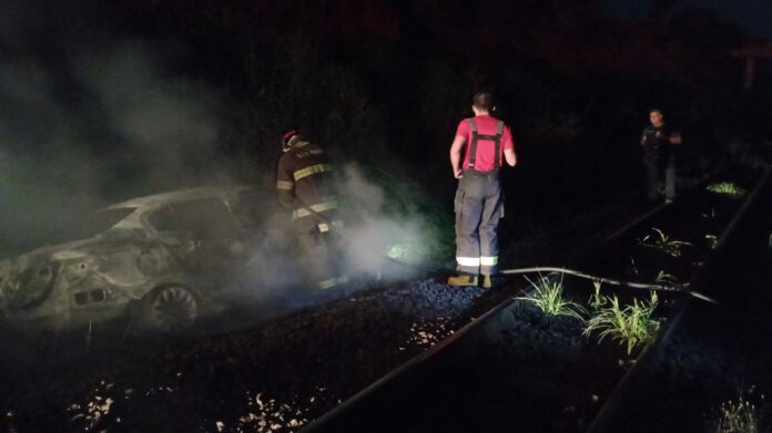 Motorista de aplicativo é assaltado e tem o carro incendiado