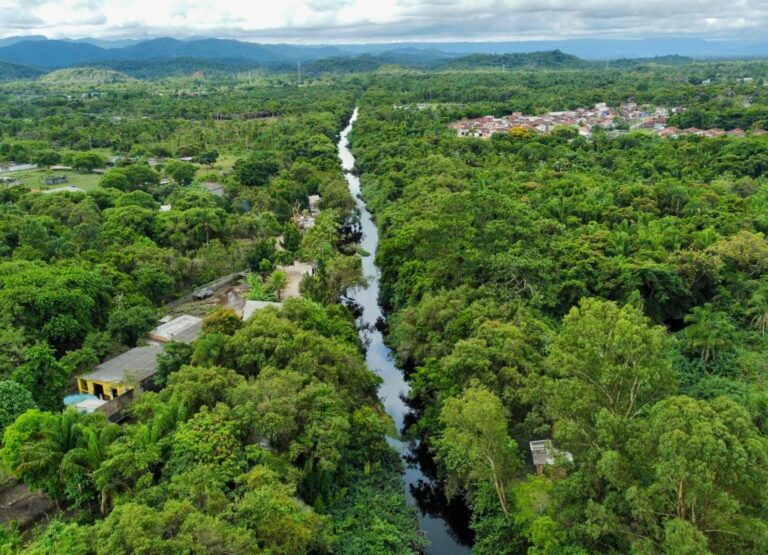 Governo de SP fará desassoreamento de rio e contenção de encostas em Peruíbe